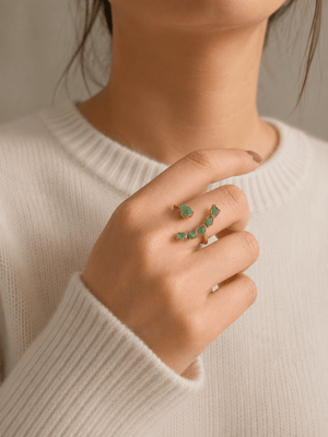 ANILLO MEDIA LUNA ESMERALDA - Lena Joyas