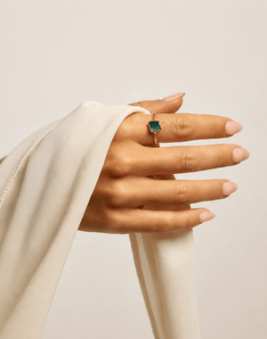 ANILLO SENCILLO UNA ESMERALDA - Lena Joyas