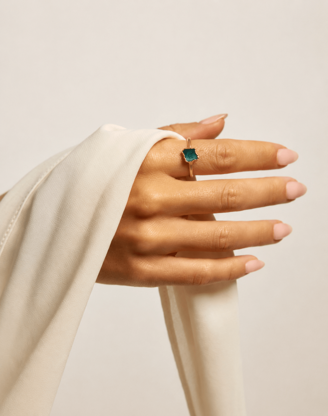 ANILLO SENCILLO UNA ESMERALDA
